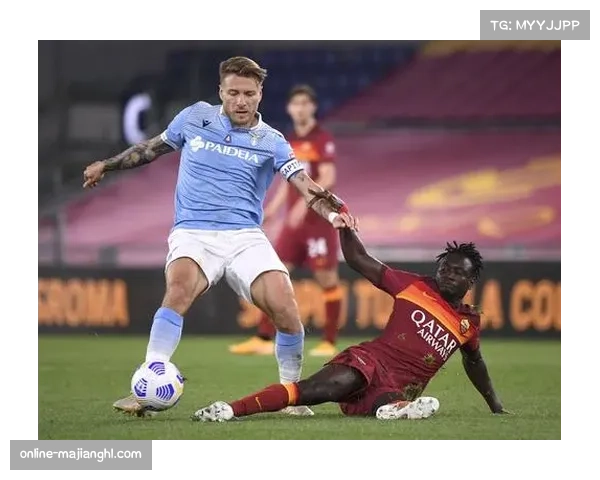 罗马客场对阵拉齐奥，奥斯梅恩进球后展示纪念T恤